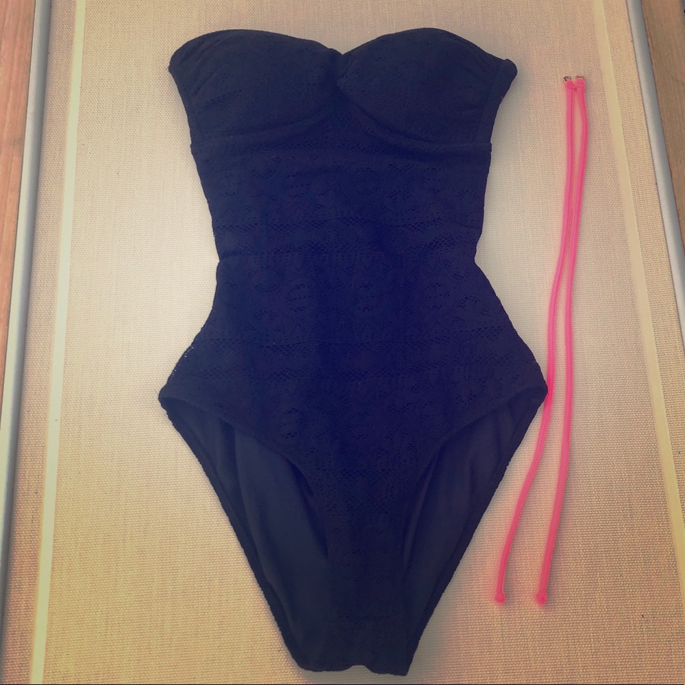 One piece VS swimsuit 🖤